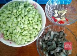 毛豆米炒虾的做法图解1