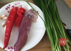 韭菜炒鱿鱼的做法图解1