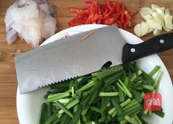 韭菜炒鱿鱼的做法图解2