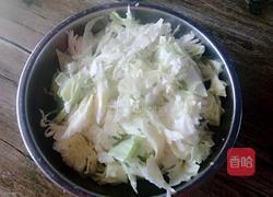 卷心菜炖粉条的做法图解2