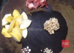 薏米芡实黄豆雪梨炖排骨的做法图解1