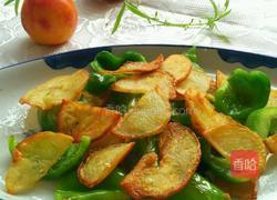 煎土豆片炒大辣椒的做法图解5