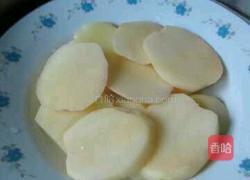 煎土豆片炒大辣椒的做法图解1