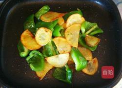 煎土豆片炒大辣椒的做法图解4