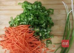 青椒胡萝卜炒蛋的做法图解1