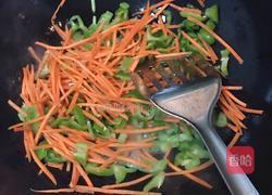 青椒胡萝卜炒蛋的做法图解2