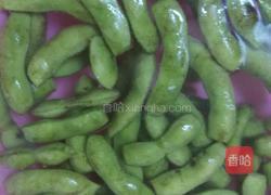 水煮香辣毛豆的做法图解1