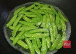 荷兰豆炒腊肠的做法图解2