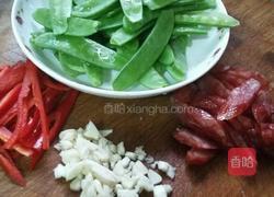荷兰豆炒腊肠的做法图解1