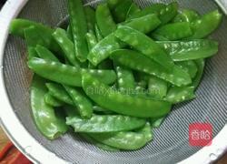 荷兰豆炒腊肠的做法图解3