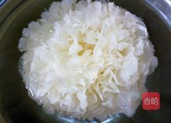 银耳鸡蛋糖水的做法图解1