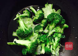 酱香西蓝花的做法图解1