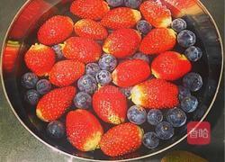 草莓蓝莓瘦身美容果汁的做法图解1