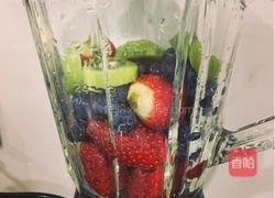 草莓蓝莓瘦身美容果汁的做法图解2