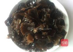 家常木耳炒肉片的做法图解1