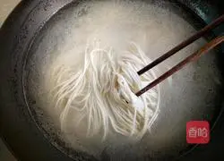 Illustration of how to make three-thread fried noodles 5