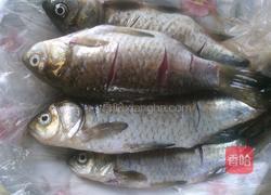 蒸鲫鱼的做法图解1