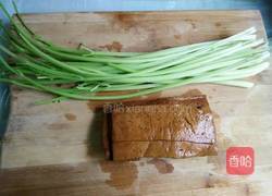 小芹菜炒湘干的做法图解1