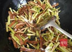 小芹菜炒湘干的做法图解7