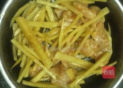 瘦肉蒸土豆的做法图解2