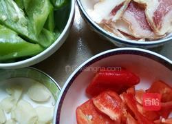 辣椒炒腊肉的做法图解1