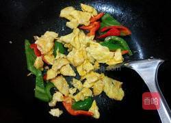 青红椒炒蛋的做法图解5