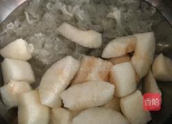 银耳梨子汤的做法图解2