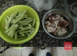 豆角炒本地猪肉的做法图解1
