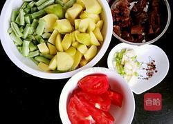土豆牛肉烩豆角的做法图解2