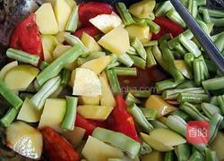 土豆牛肉烩豆角的做法图解5