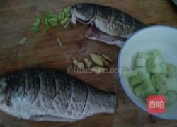 红烧鲫鱼豆腐汤的做法图解2