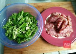 青椒炒腊香肠的做法图解2