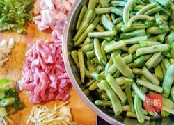 豆角炒肉的做法图解1