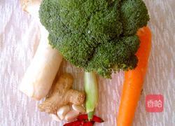 西兰花炒萝卜片的做法图解1