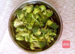 西兰花炒萝卜片的做法图解2