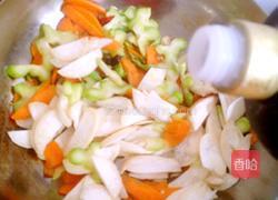 西兰花炒萝卜片的做法图解11