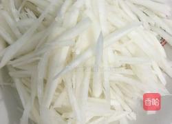 萝卜丝鲫鱼汤的做法图解2