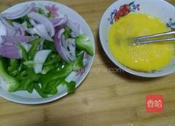 辣椒圆葱炒鸡蛋的做法图解1