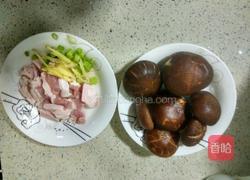 香菇炒肉片的做法图解1