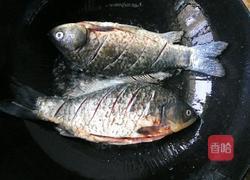 家常顿鲫鱼的做法图解2