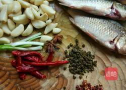 麻辣小鲫鱼的做法图解1