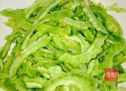 苦瓜炒肉的做法图解1