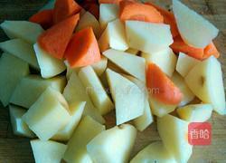 土豆炖鸡块的做法图解3