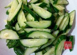 火腿肠炒黄瓜的做法图解1
