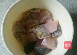剁椒鲢鱼块的做法图解2