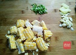 玉米烧排骨的做法图解2