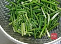 蒜苗炒香肠的做法图解1