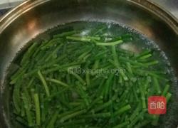 蒜苗炒香肠的做法图解2