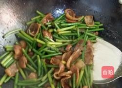 蒜苗炒香肠的做法图解3