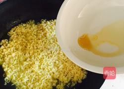 辣爆方便面的做法图解2